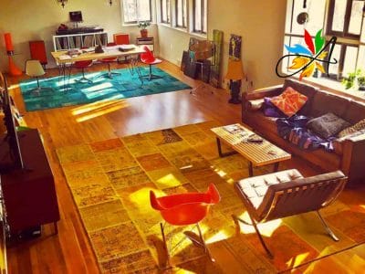 Azerbaijan Tappeti Milano Vendesi soggiorno con divano, sedie e tavolo.