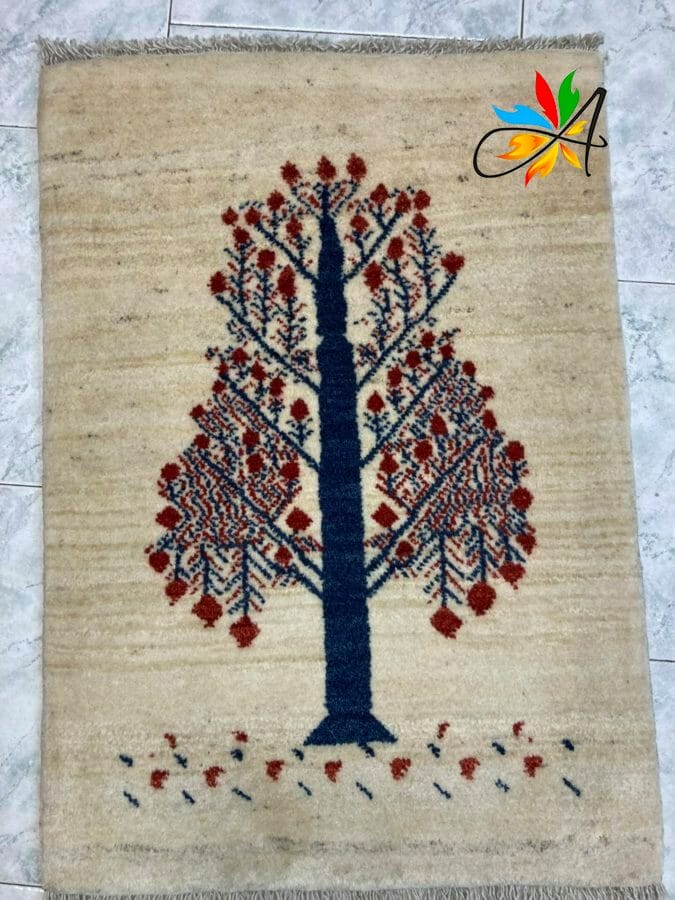 Azerbaijan Tappeti Milano Un tappeto con un albero sopra disponibile in vendita a Milano presso un negozio di tappeti persiani.