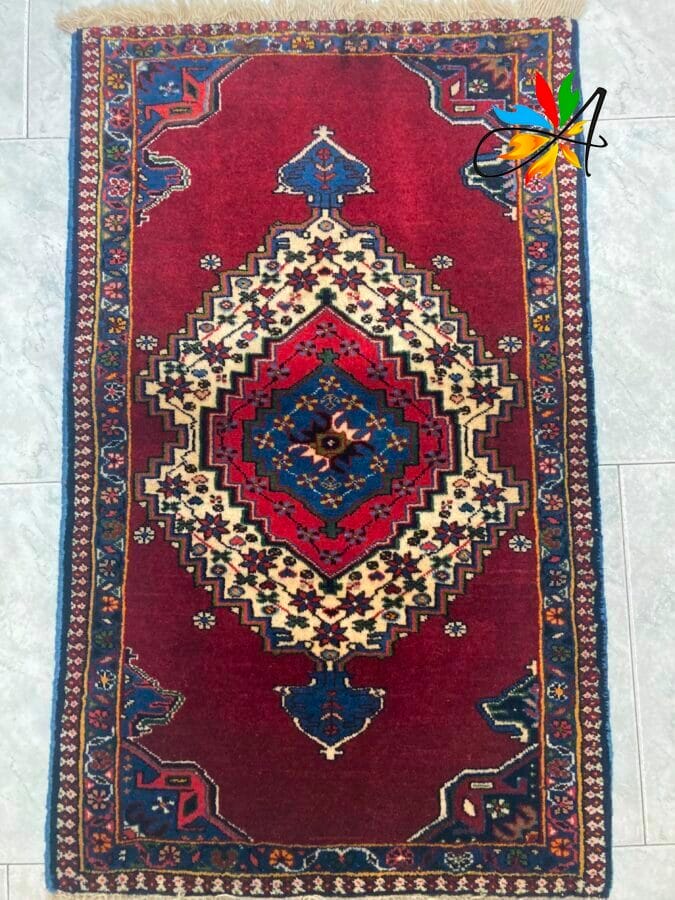 Azerbaijan Tappeti Milano Vendesi un tappeto geometrico dal disegno rosso e blu.