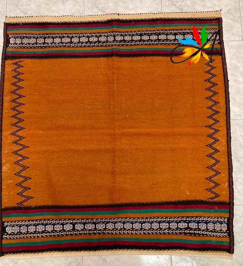 Azerbaijan Tappeti Milano Un tappeto colorato con un motivo vivace.