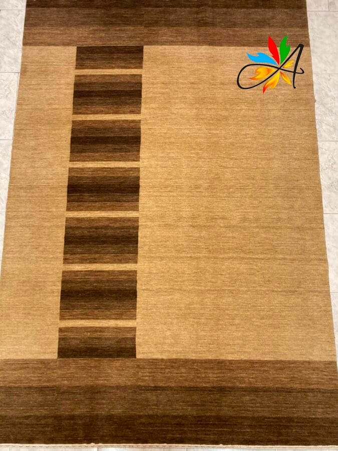 Azerbaijan Tappeti Milano Un tappeto con strisce marroni sopra.