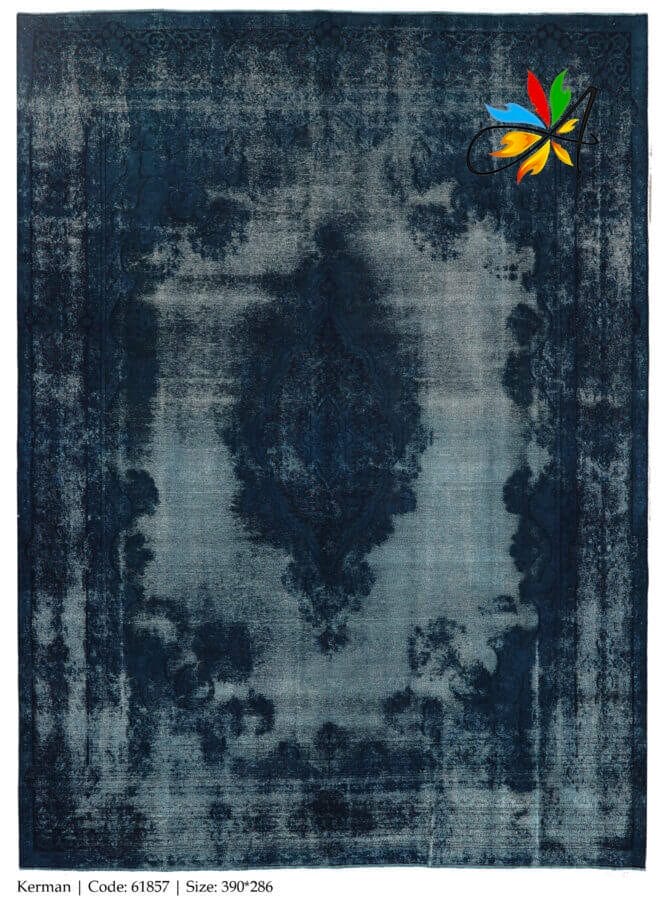 Azerbaijan Tappeti Milano Un tappeto blu dal design elaborato è in vendita a Milano.