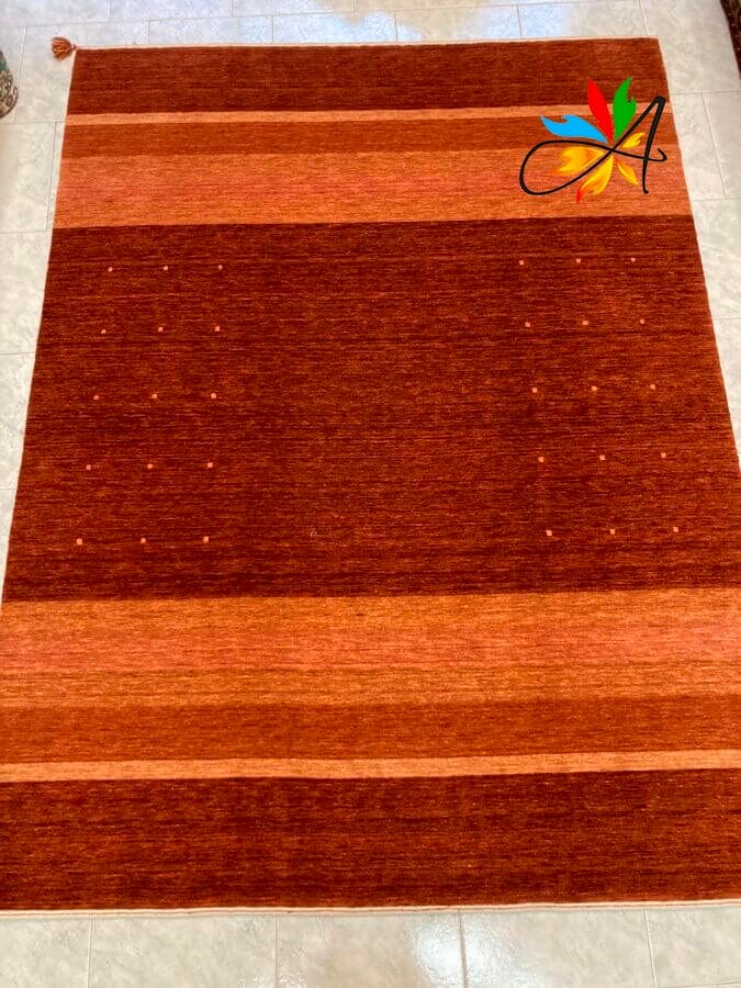 Azerbaijan Tappeti Milano Un bellissimo Tappeti Persiani Milano aggiunge un tocco di vivacità e calore al soggiorno con i suoi colori arancione e marrone.