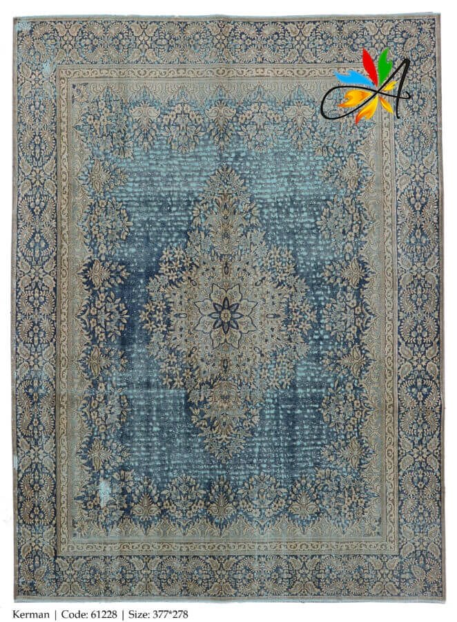 Azerbaijan Tappeti Milano Un tappeto decorato blu e marrone chiaro.