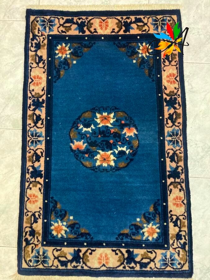 Azerbaijan Tappeti Milano Un tappeto blu con un disegno floreale in vendita a Milano.