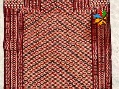 Azerbaijan Tappeti Milano Tappeto tradizionale tessuto con motivi geometrici e bordi sfrangiati.