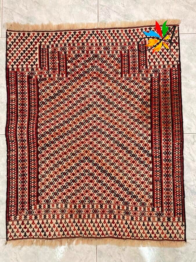 Azerbaijan Tappeti Milano Tappeto tradizionale tessuto con motivi geometrici e bordi sfrangiati.