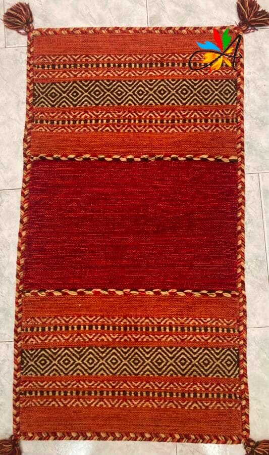 Azerbaijan Tappeti Milano Un tappeto rosso e nero con nappe, disponibile per la vendita a Milano.