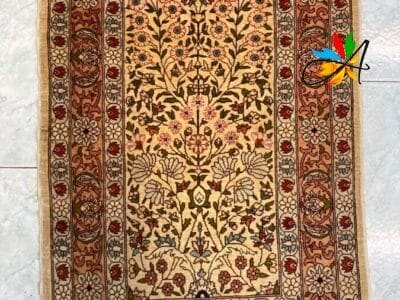 Azerbaijan Tappeti Milano Un tappeto a fantasia tradizionale con motivi floreali, caratterizzato da un disegno digitale di una farfalla dai colori vivaci nell'angolo in alto a destra.