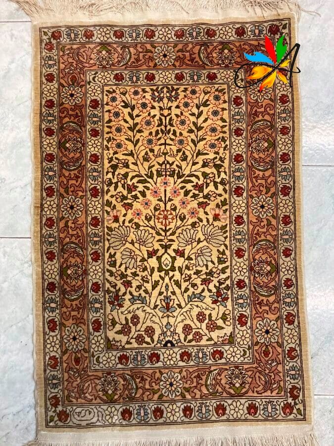 Azerbaijan Tappeti Milano Un tappeto a fantasia tradizionale con motivi floreali, caratterizzato da un disegno digitale di una farfalla dai colori vivaci nell'angolo in alto a destra.