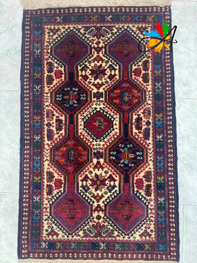 Azerbaijan Tappeti Milano Un tappeto afgano fatto a mano su un pavimento piastrellato in un negozio Tappeti Milano.