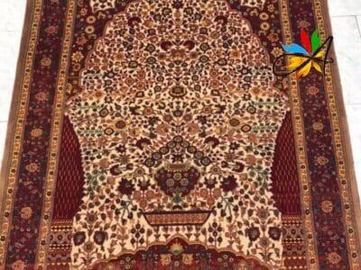 Azerbaijan Tappeti Milano Un tappeto con un disegno elaborato, disponibile per la vendita a Milano, Italia.
