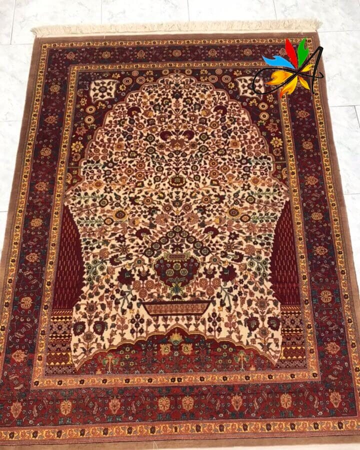 Azerbaijan Tappeti Milano Un tappeto con un disegno elaborato, disponibile per la vendita a Milano, Italia.