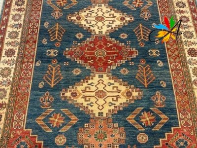 Azerbaijan Tappeti Milano Un tappeto orientale blu e marrone chiaro.
Parole chiave: Tappeti Orientali Milano, negozio tappeti Milano