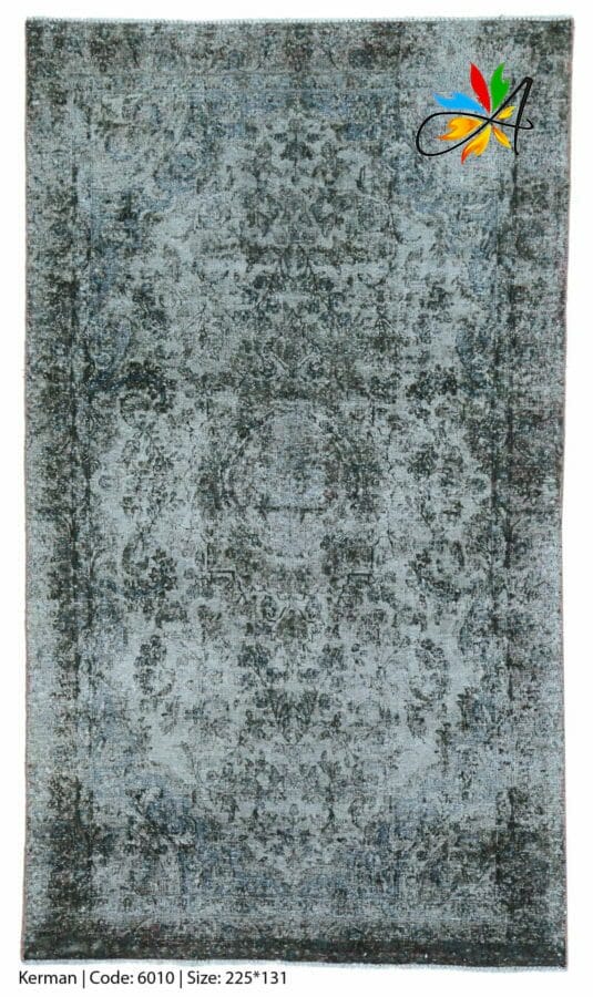 Azerbaijan Tappeti Milano Un tappeto blu e grigio dal design elaborato disponibile presso il negozio Tappeti Orientali Milano.