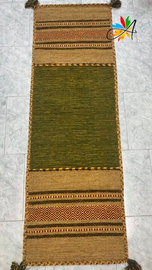 Azerbaijan Tappeti Milano Un tappeto verde e marrone con nappe disponibile per la vendita tappeti Milano.