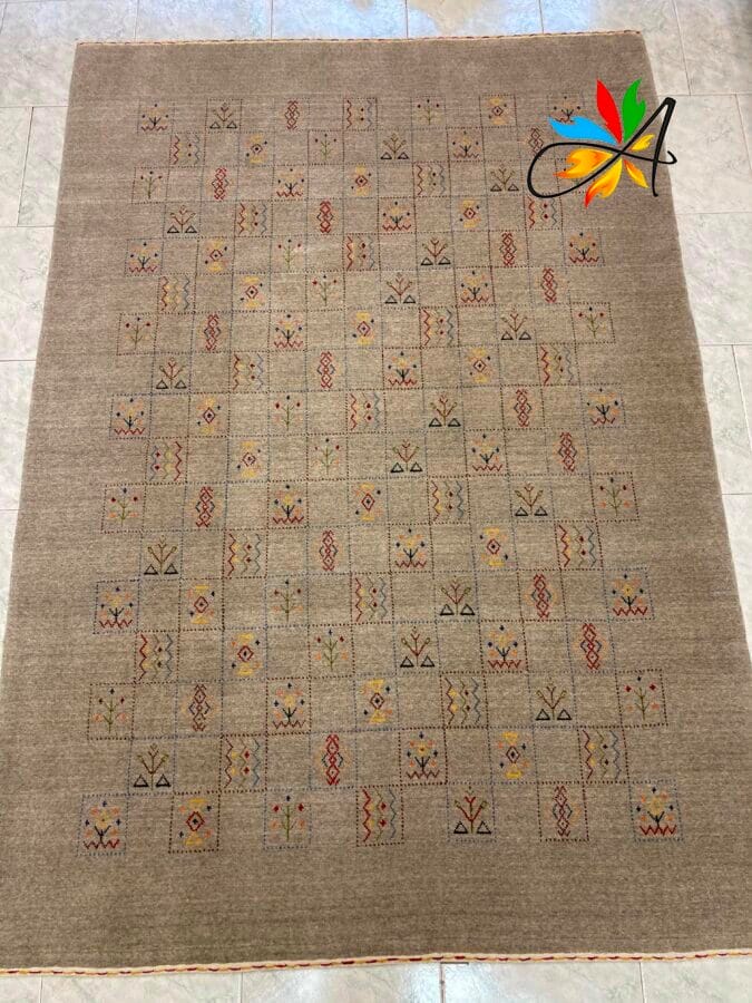 Azerbaijan Tappeti Milano Un tappeto con un disegno geometrico, in vendita presso un negozio di tappeti a Milano.