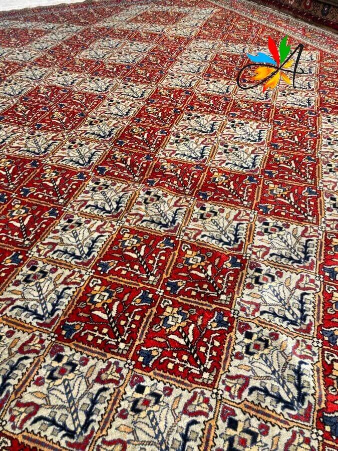 Azerbaijan Tappeti Milano Un vivace tappeto rosso e blu che adorna uno splendido pavimento in un negozio di tappeti di Milano.