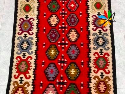 Azerbaijan Tappeti Milano Tappeto a motivi tradizionali con grafica a farfalla in alto a destra.
