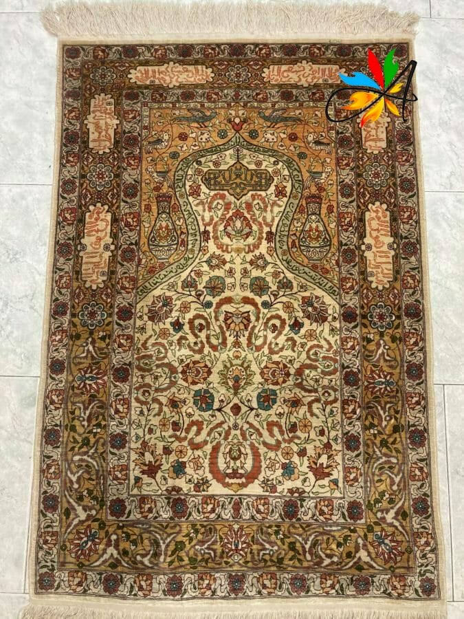 Azerbaijan Tappeti Milano Un tappeto con un disegno elaborato, disponibile per la vendita a Milano.