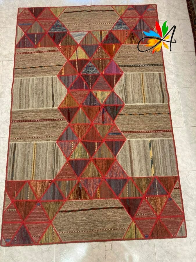Azerbaijan Tappeti Milano Un tappeto dal disegno geometrico, disponibile presso il nostro store di Milano.