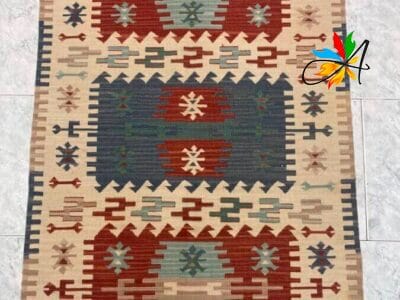 Azerbaijan Tappeti Milano Un vivace tappeto kilim con squisiti disegni rossi, blu e verdi.