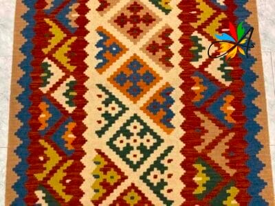 Azerbaijan Tappeti Milano Un tappeto a motivi tradizionali con una girandola colorata posizionata sul lato superiore destro.