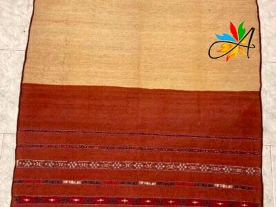 Azerbaijan Tappeti Milano Uno splendido tappeto Navajo che mostra uno squisito motivo rosso, marrone e blu.