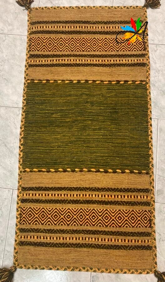 Azerbaijan Tappeti Milano Un tappeto verde e marrone con nappe disponibile presso il nostro negozio tappeti Persiani Milano.