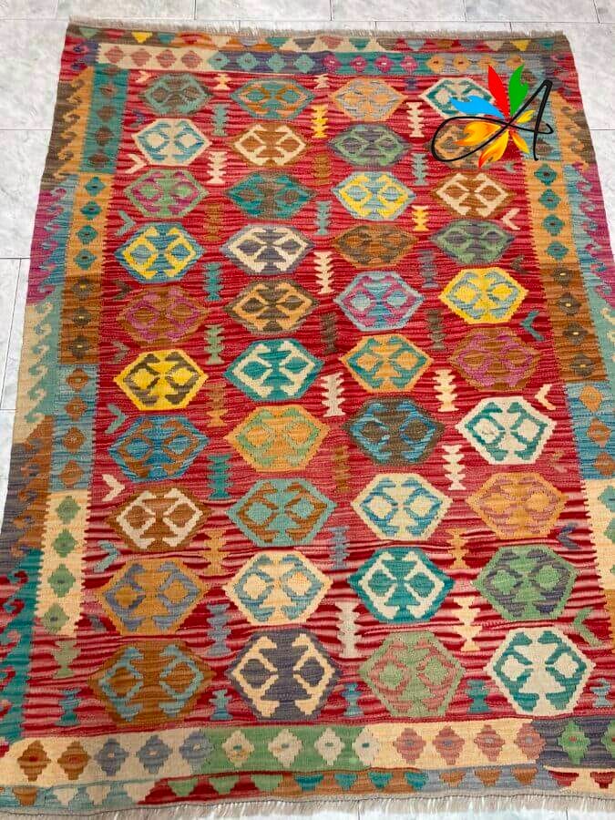 Azerbaijan Tappeti Milano Un tappeto a motivi colorati con l'illustrazione sovrapposta di una farfalla sulla sua superficie.