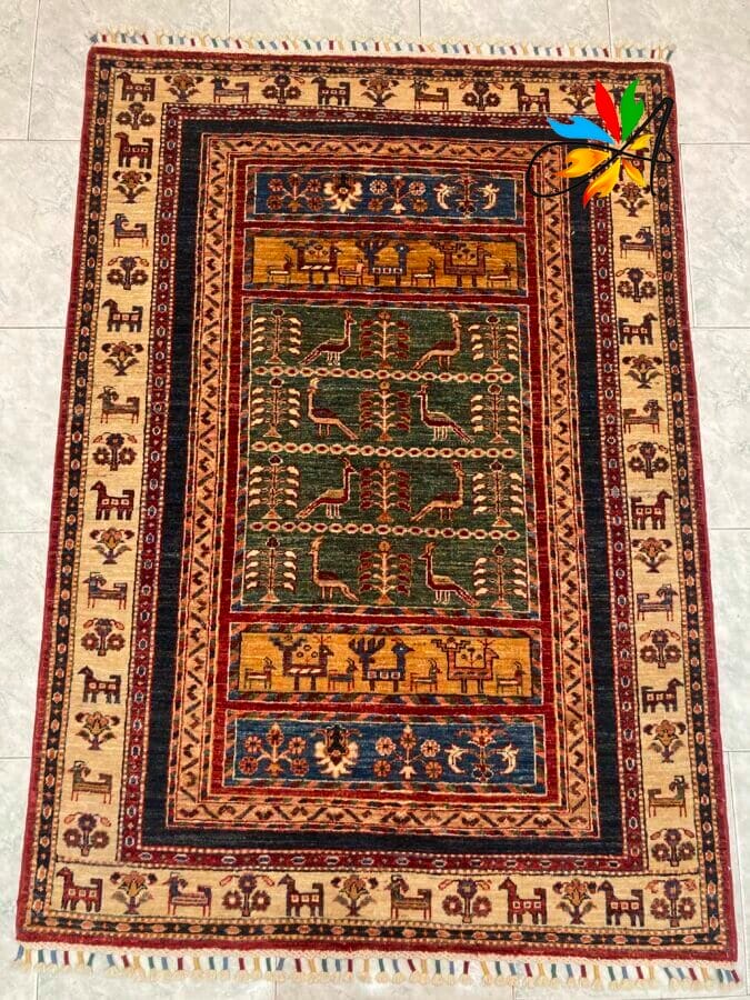 Azerbaijan Tappeti Milano Un tappeto colorato sul pavimento in vendita presso un negozio di tappeti a Milano.