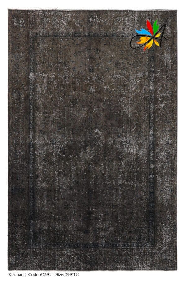 Azerbaijan Tappeti Milano Un tappeto nero e grigio con sfondo scuro disponibile per la vendita presso un negozio di tappeti a Milano, Italia.