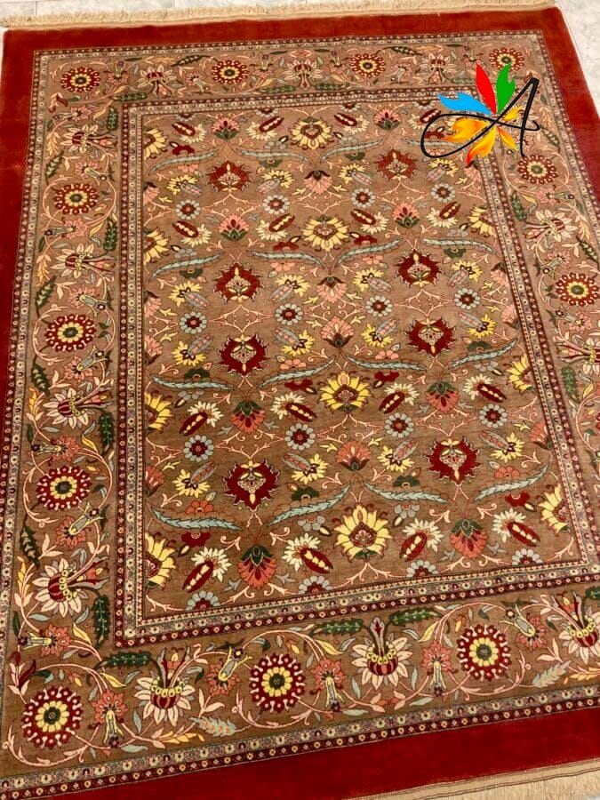 Azerbaijan Tappeti Milano Un tappeto decorato con motivi floreali e un bordo decorativo, esposto su un pavimento.