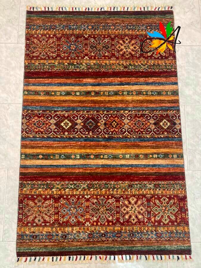 Azerbaijan Tappeti Milano Un vivace tappeto kilim con frange sul pavimento, disponibile per la vendita presso il nostro negozio di Milano.