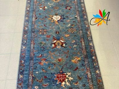 Azerbaijan Tappeti Milano Un tappeto runner blu disponibile per la vendita in un negozio a Milano.