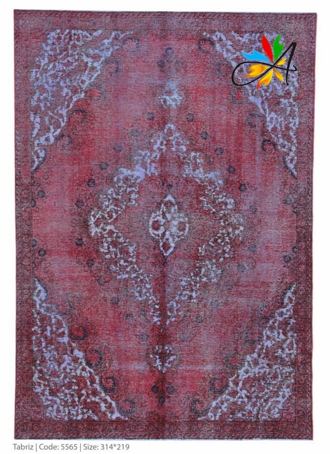 Azerbaijan Tappeti Milano Un tappeto rosso e bianco dal design elaborato disponibile in vendita a Milano.