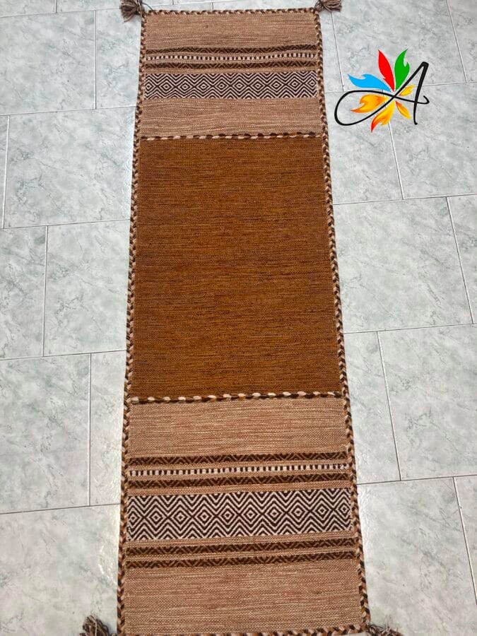 Azerbaijan Tappeti Milano Un tappeto marrone con nappe sul pavimento disponibile in vendita presso un negozio di tappeti a Milano, noto per la sua selezione di tappeti persiani di alta qualità.