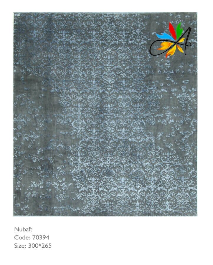 Azerbaijan Tappeti Milano Un tappeto grigio e blu con motivo floreale disponibile in vendita presso il nostro punto vendita di Milano.