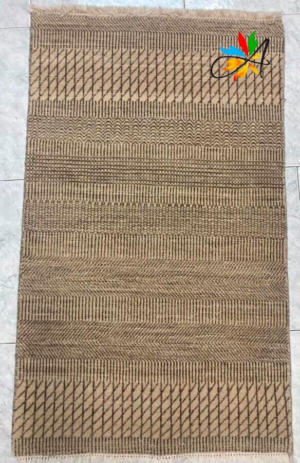 Azerbaijan Tappeti Milano Un tappeto beige e marrone su pavimento in piastrelle disponibile in vendita tappeti Milano.