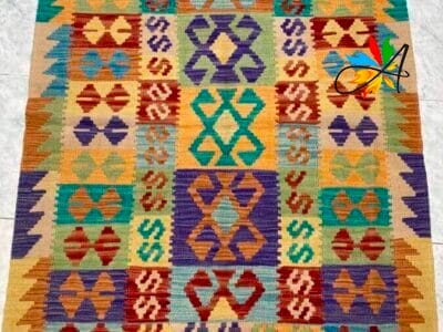 Azerbaijan Tappeti Milano Tappeto a motivi tradizionali con decorazione a farfalla colorata sull'angolo.