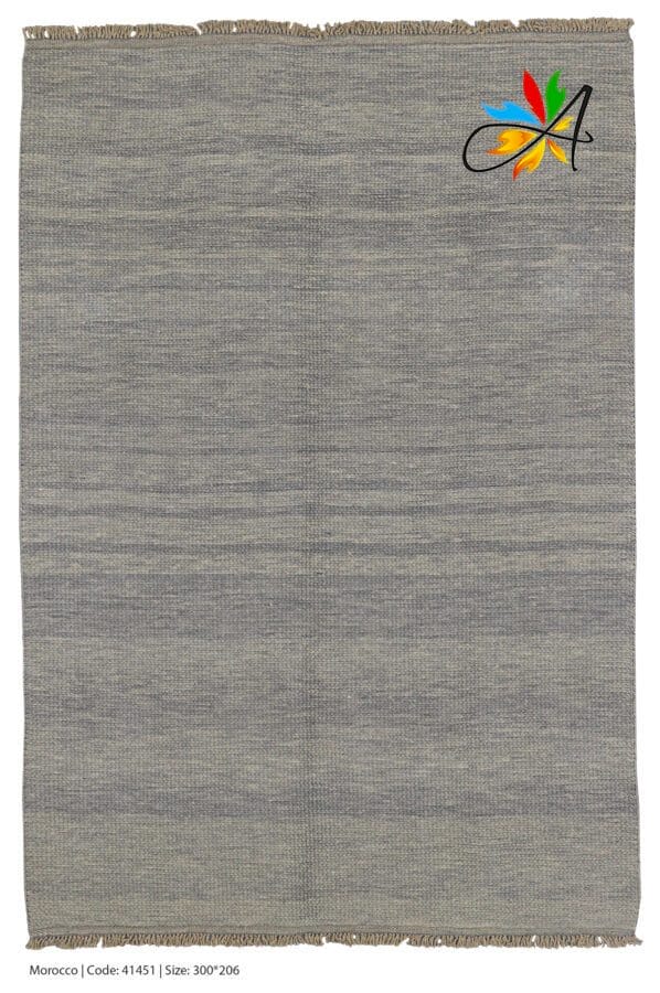 Azerbaijan Tappeti Milano Un tappeto grigio con frange su fondo bianco disponibile in vendita presso il nostro negozio di tappeti a Milano.