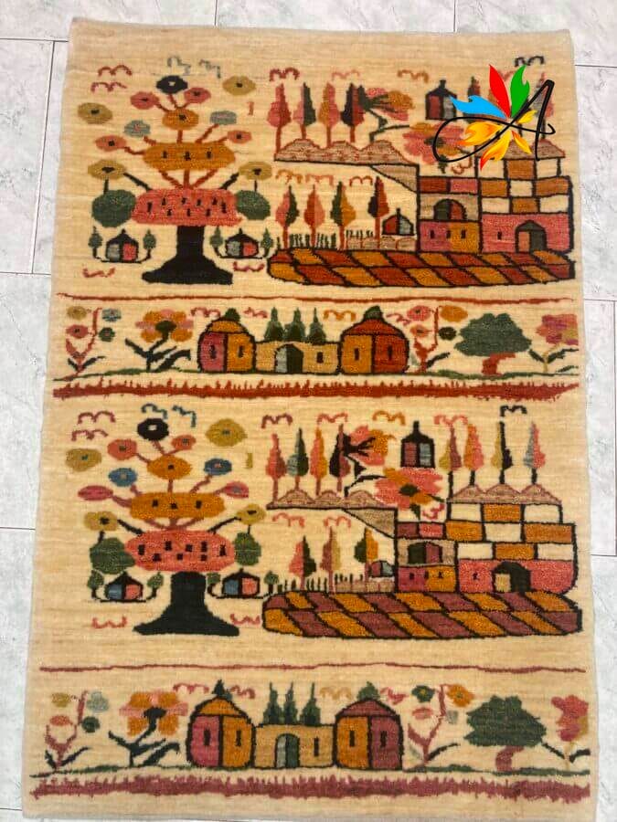 Azerbaijan Tappeti Milano Tappeto raffigurante una scena di villaggio con elementi di design persiano e orientale.