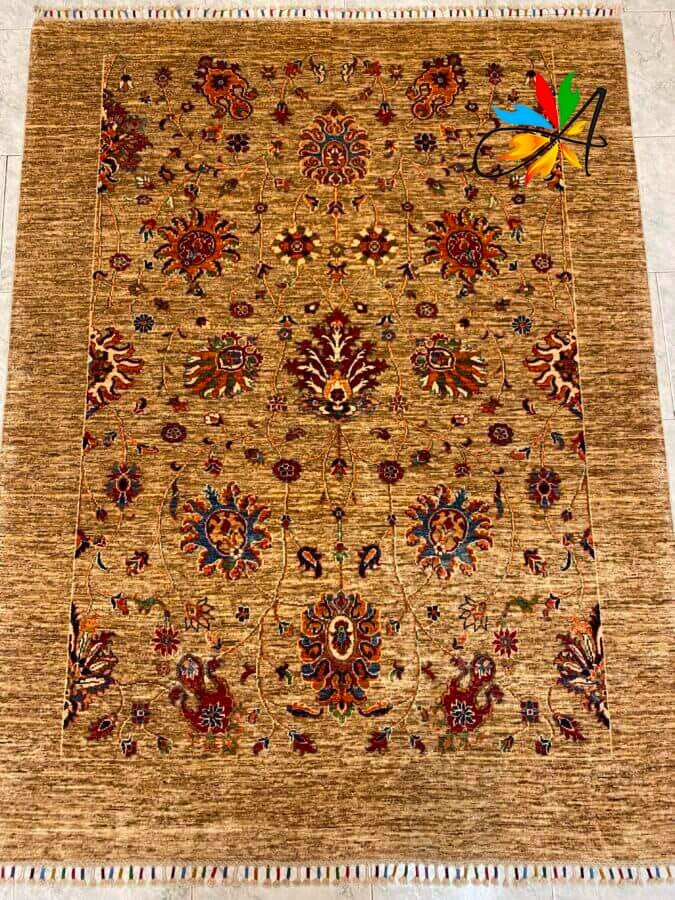 Azerbaijan Tappeti Milano Tappeto marrone con intricati motivi floreali in rosso, blu e oro, delimitato da un bordo marrone semplice.