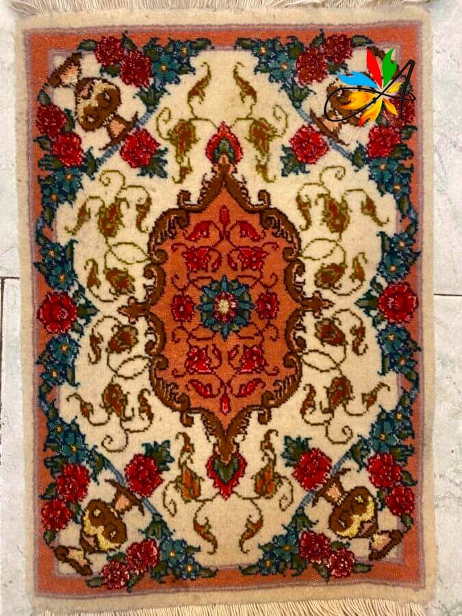 Azerbaijan Tappeti Milano Un tappeto persiano colorato con motivi floreali e un medaglione centrale, delimitato da frange su due lati.