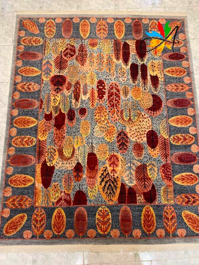 Azerbaijan Tappeti Milano Tappeto colorato con motivi di foglie autunnali in arancione, rosso, giallo e marrone su sfondo grigio.