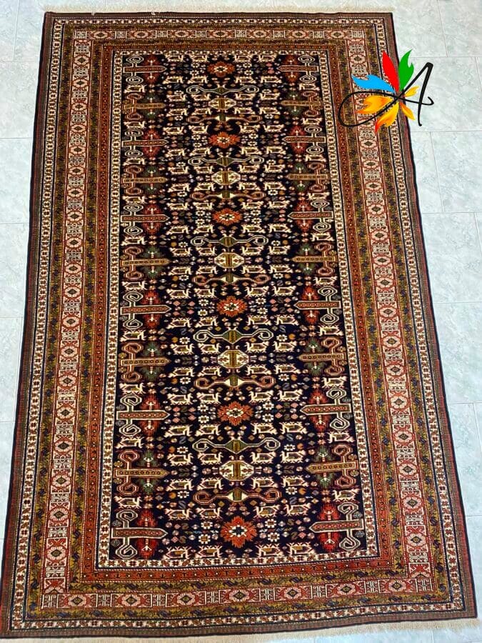 Azerbaijan Tappeti Milano Tappeto rettangolare in stile persiano con intricati motivi floreali e geometrici in tonalità scure e terrose.