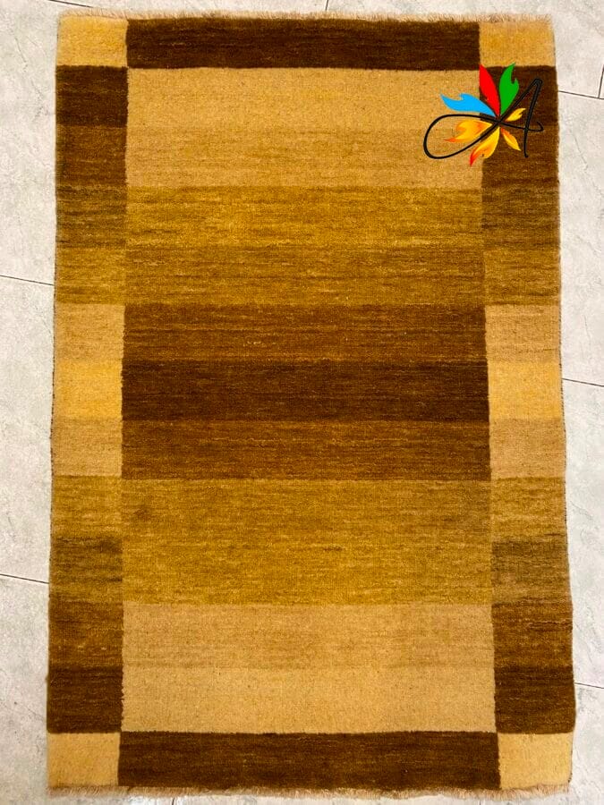 Azerbaijan Tappeti Milano Un tappeto rettangolare con sfumature di marrone e beige disposte a strisce orizzontali e un logo colorato nell'angolo.