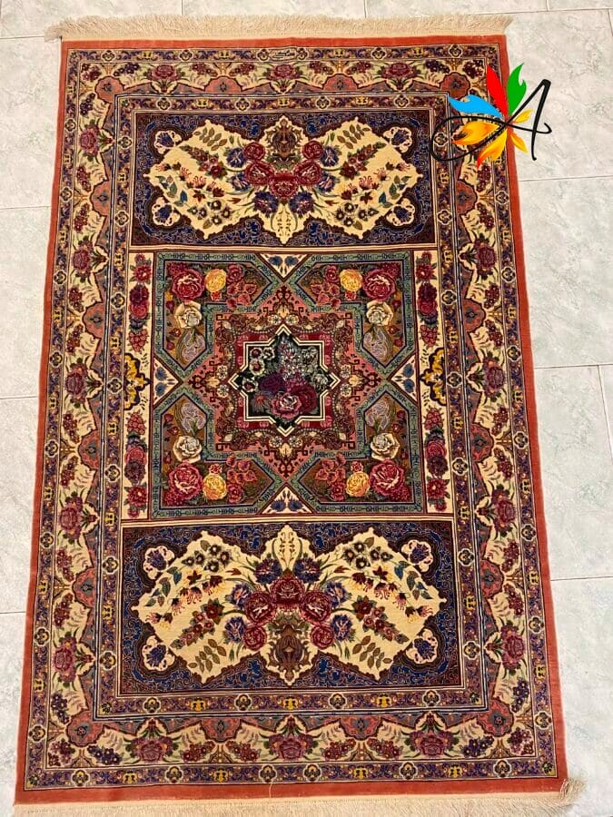 Azerbaijan Tappeti Milano Un tappeto colorato e decorato in stile persiano, con intricati motivi floreali e geometrici su un pavimento piastrellato.