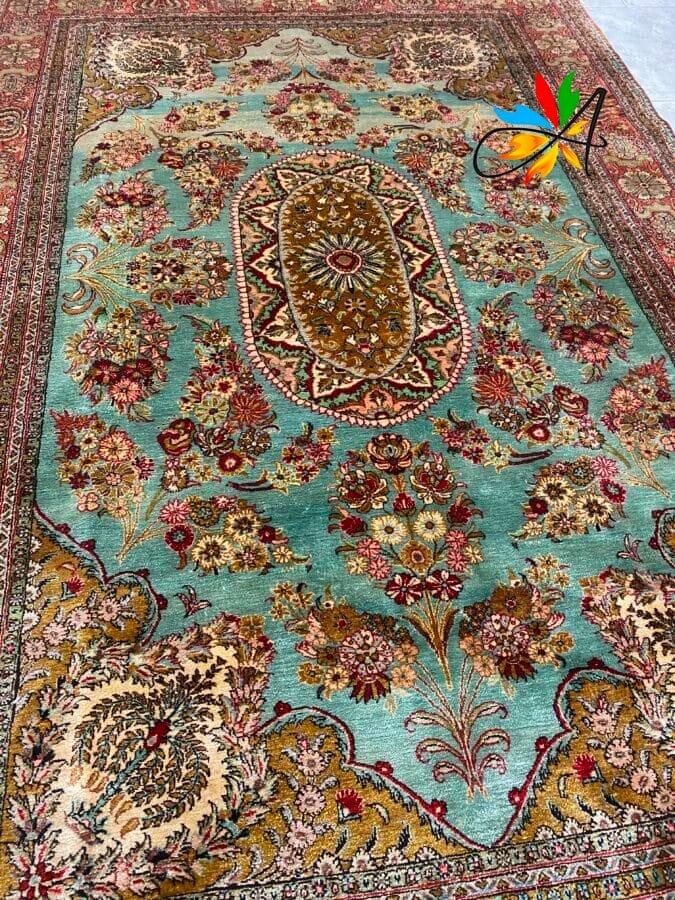 Azerbaijan Tappeti Milano Tappeto orientale con motivi floreali intricati su sfondo verde acqua, caratterizzato da un medaglione centrale.