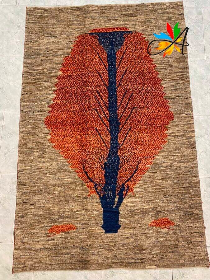 Azerbaijan Tappeti Milano Un tappeto rettangolare con un disegno di alberi rossi e blu su uno sfondo beige screziato.